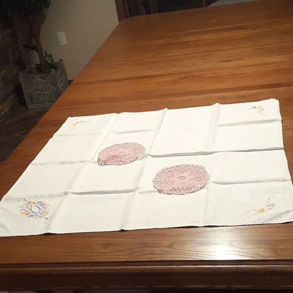 3 pc set vt embroidered white linen 29.5" X 31.5" tablecloth mat plus 2 doilys. - Picture 3 of 14